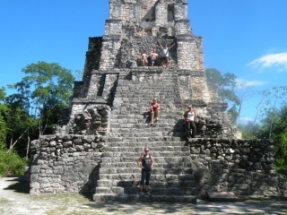 En las piramides y ruinas